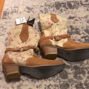 NWT Santa Fe floral cow girl boots